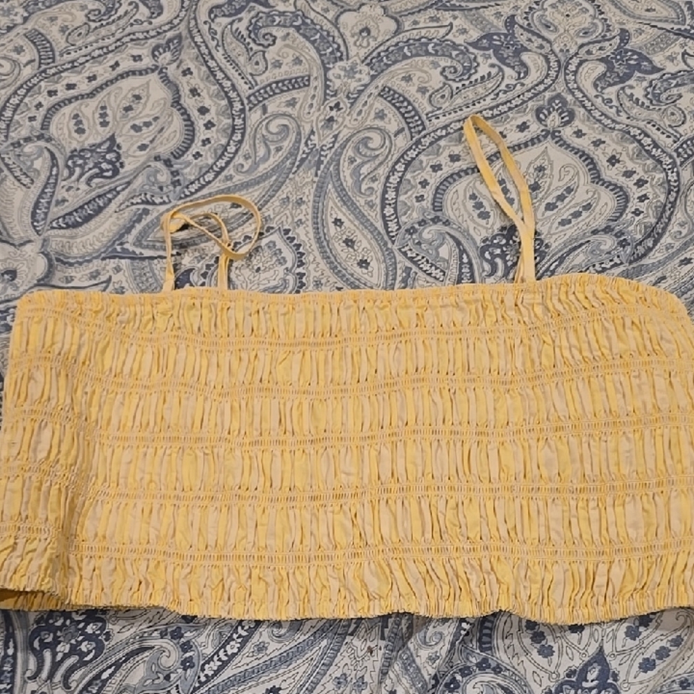 ❤️10/$16 New Yellow Smocked Crop Top